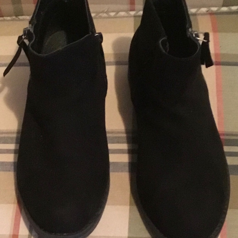 LUOIKA SIZE 7. 5 W. Women’s Black Ankle Boots, Zippered Side Closure.
